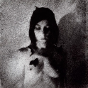 autoportrait-femme-enfant-avec-plume-d-oiseau-sur-le-corps-bromoil