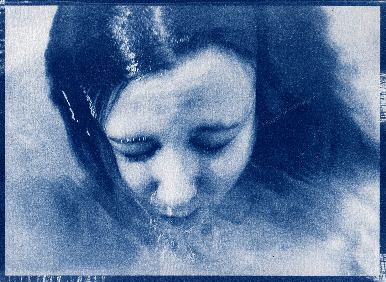 visage-de-femme-qui-jaillit-de-l-eau-cyanotype-bleu