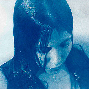 portrait-epaule-femme-jaillie-de-l-eau-cyanotype-bleu