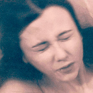 visage-yeux-fermes-sous-eau-evoquant-foetus-cyanotype