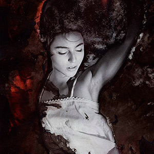 femme-lascive-aux-yeux-fermes-tombant-du-ciel-mordancage