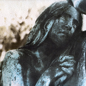 statue-jeune-fille-contre-sa-mere-tirage-gomme-bichromatee
