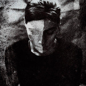 autoportrait-demi-masque-blanc-sur-visage-bromoil