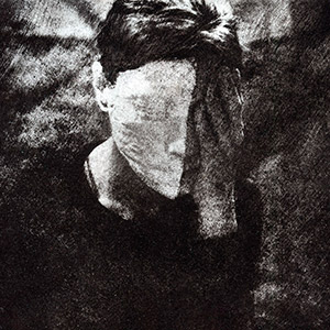 autoportrait-demi-masque-blanc-sur-visage-bromoil
