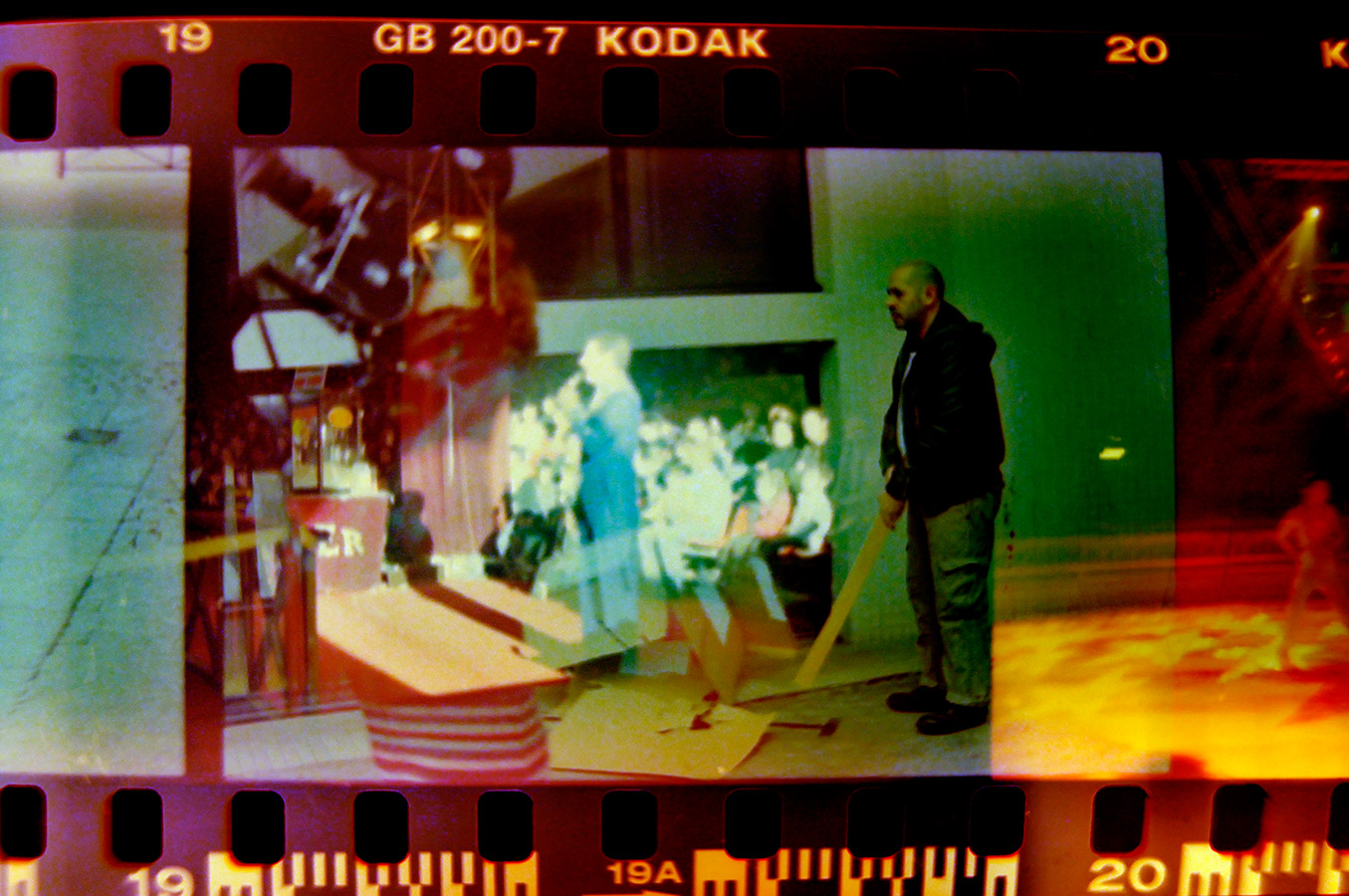 surimpression-photo-coloree-d-une-cameraman-avec-cirque-en-arriere-plan