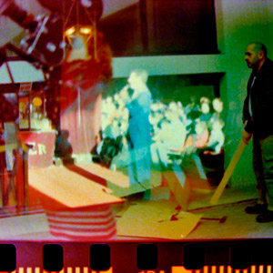 surimpression-photo-coloree-d-une-cameraman-avec-cirque-en-arriere-plan