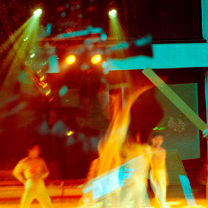 dyptique-surimpression-d-homme-avec-une-batte-et-de-jongleurs-de-feu-cirque